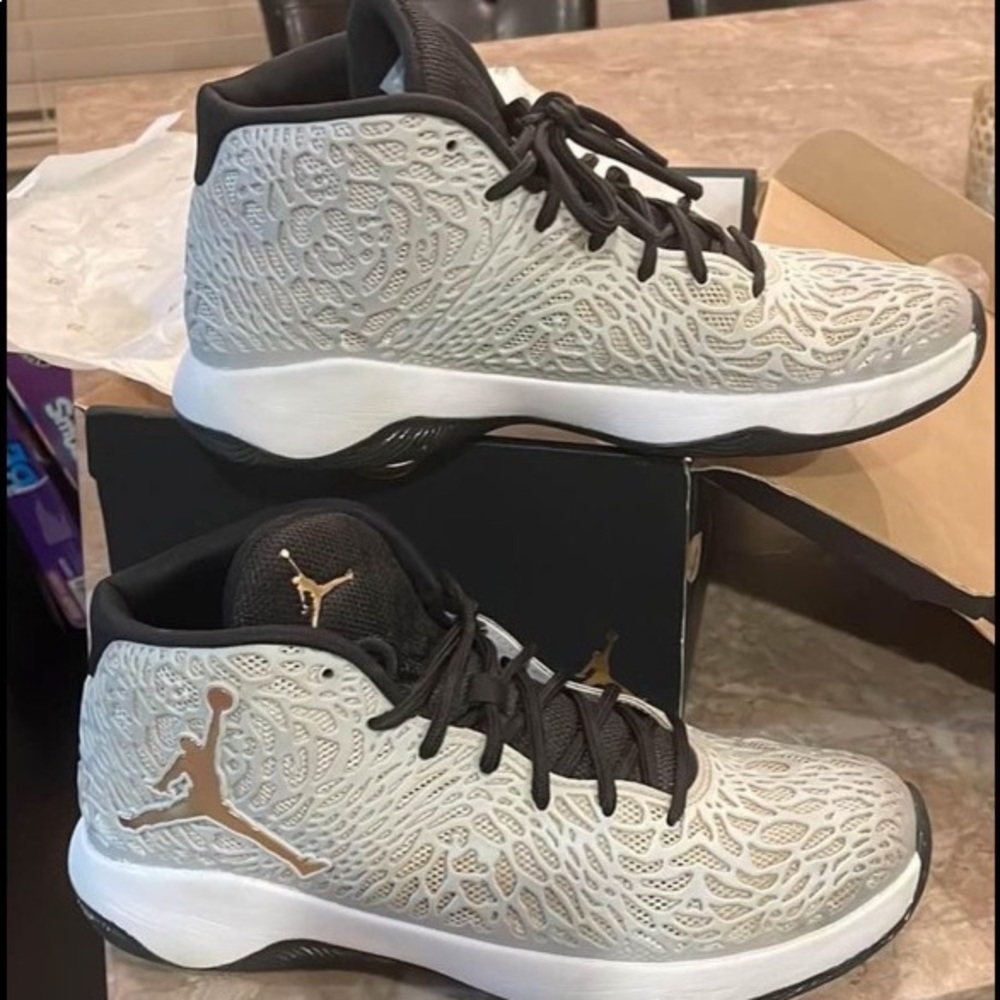 Jordan size 9 mens shoe. In great condition in original box. $75